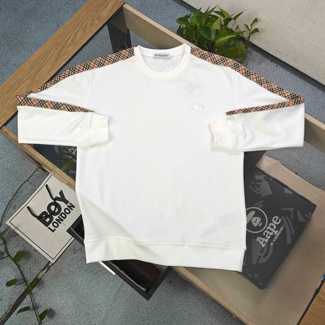 上新 款号：Kkf10 2025秋冬新款Burberry巴宝莉经典战马Logo肩部织带休闲情侣圆领毛圈卫衣，340克重大毛圈面料，质感扎实挺括，上身舒适有腔调。