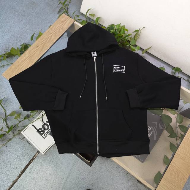 上新 款号：Bm658 高品质 2025新款Stussynike斯图西联名耐克刺绣大钩子图案Logo绣花休闲情侣连帽加绒开衫外套，小红书爆款，网红明星同款，经典