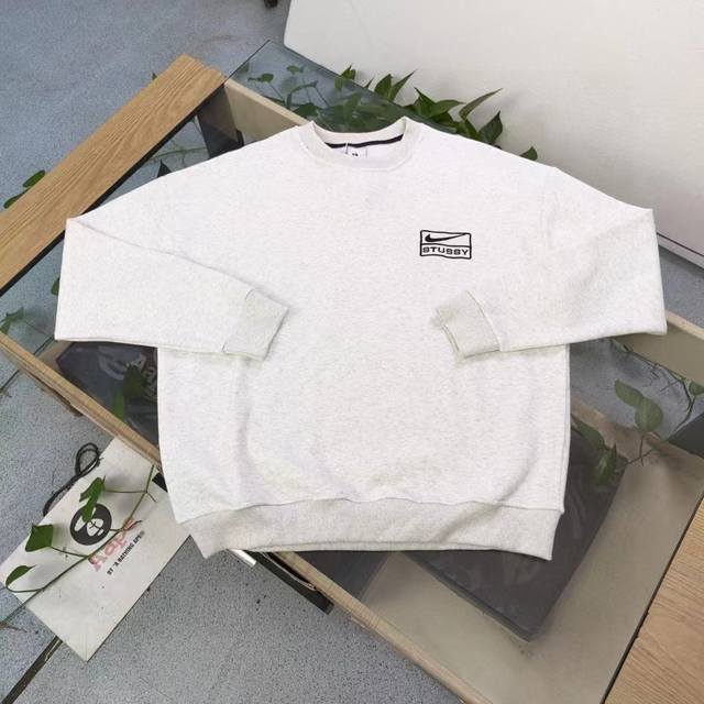 上新 款号：Bm602 高品质 2025新款Stussynike斯图西联名耐克刺绣钩子字母图案Logo绣花休闲情侣圆领加绒卫衣，经典永远不会过时、人手必备款，3