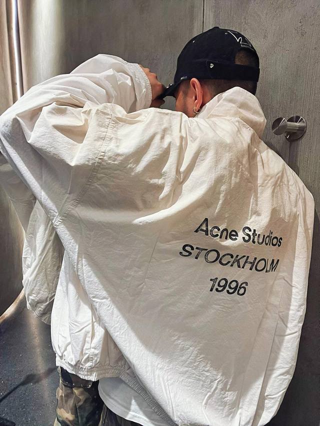 8122 定制 北欧潮流先锋Acne Studios，以极简的设计经过艺术的沉淀与升华，成为时尚界低调人士的首选，干净又新颖的格调是冷淡风的典型代表。 新款，，