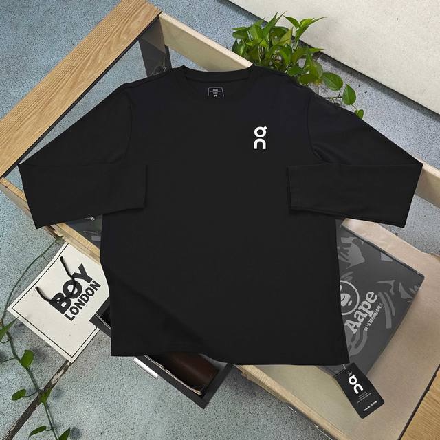 上新 款号：Sy25905 2025新款On昂跑经典简约字母图案Logo印花休闲情侣长袖T恤，极简纯色，诠释美式休闲格调。精致彰显品牌质感，细节处尽显匠心。舒适