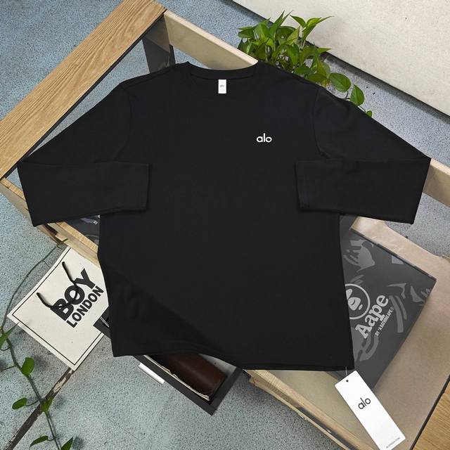 上新 款号：Sy25904 2025新款Alo经典简约字母图案贴花休闲情侣长袖T恤，极简纯色，诠释美式休闲格调。精致彰显品牌质感，细节处尽显匠心。舒适长袖设计，
