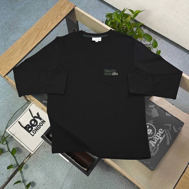 上新 款号：Sy25903 2025新款Lacoste法国鳄鱼口袋刺绣字母Logo后背鳄鱼图案印花休闲情侣长袖T恤，极简纯色，诠释美式休闲格调。精致Club刺绣