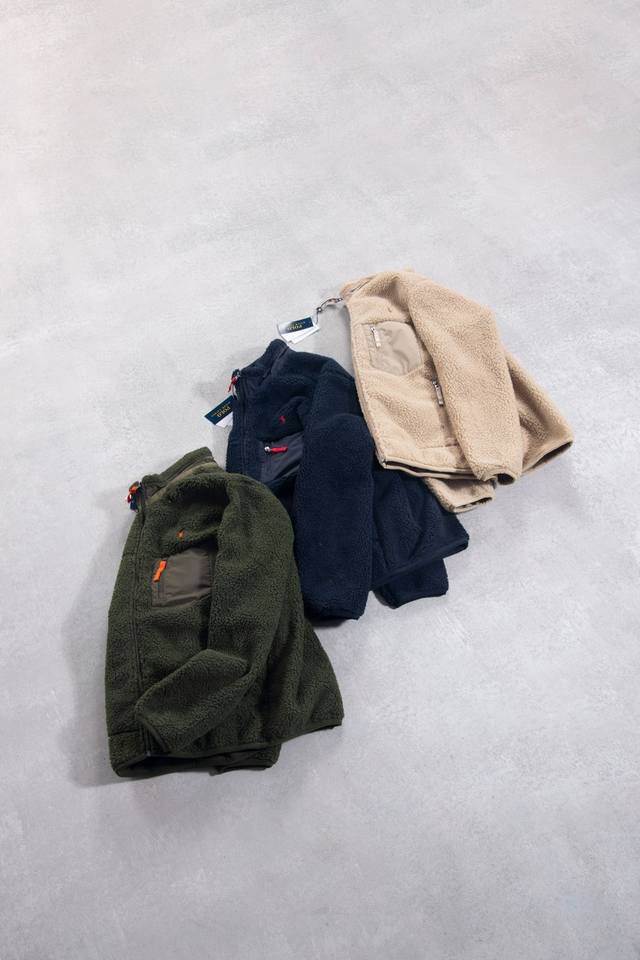 8120 拉夫劳伦羊羔毛外套，，经典Miu风版型太可啦，采用定制环保摇粒绒面料， 手感软乎乎的太好Rua啦，慵懒休闲大廓，拉链防风高领，侧边拉链插袋超级实用哦，