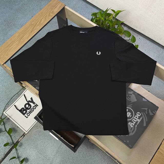 上新 款号：Sy25902 2025新款Fred Perry经典麦穗月桂叶Logo图案绣花休闲情侣长袖T恤，极简纯色，诠释美式休闲格调。精致麦穗标刺绣，彰显品牌