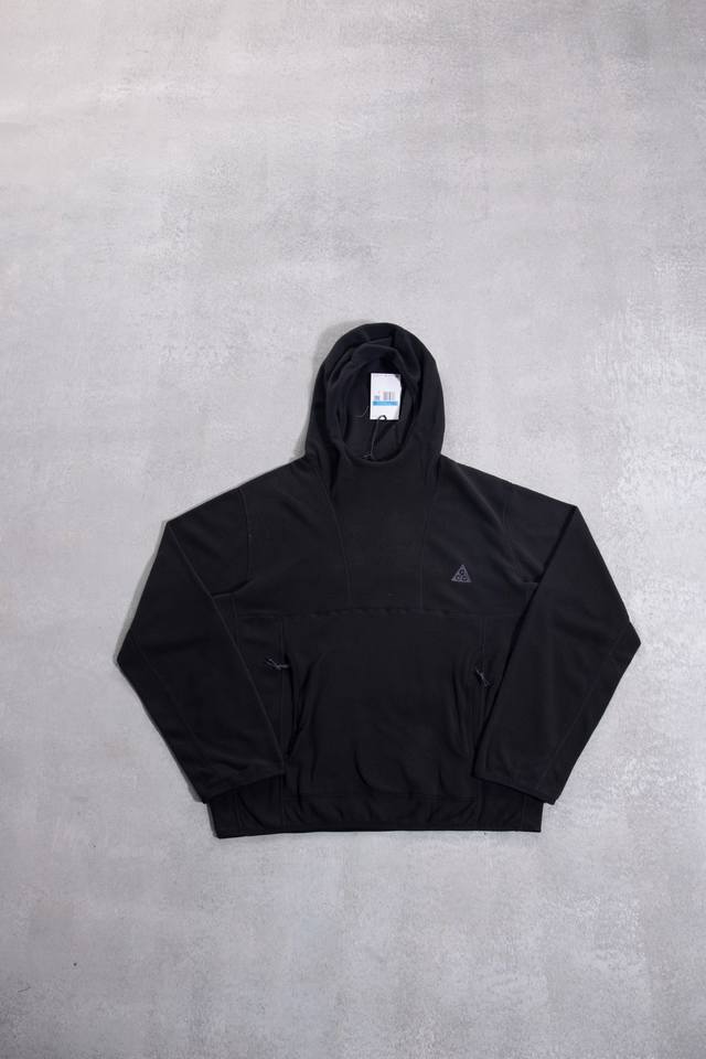 8119 Acg”是“All Conditions Gear”的缩写，意为“全天候装备”。这一系列产品专为雪地、森林和山地等环境设计，且并非新晋系列 Acg作为