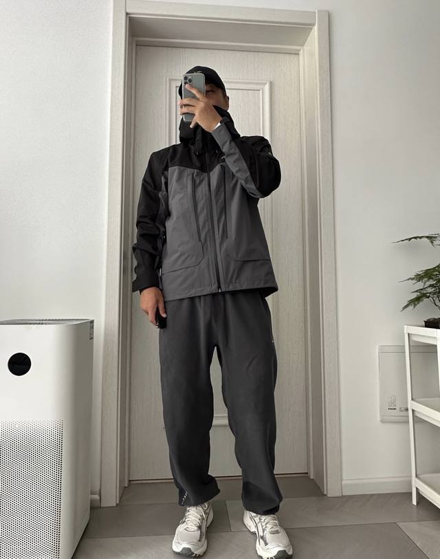 8118 Acg”是“All Conditions Gear”的缩写，意为“全天候装备”。这一系列产品专为雪地、森林和山地等环境设计，且并非新晋系列 Acg作为