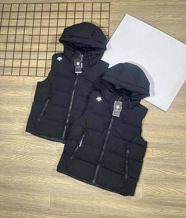 Descente 迪桑特冬季综训训练运动健身男女专柜Heat Navi系列羽绒马夹 Training系列男子运动羽绒马甲。内里填充使用90:10高品质羽绒填充，