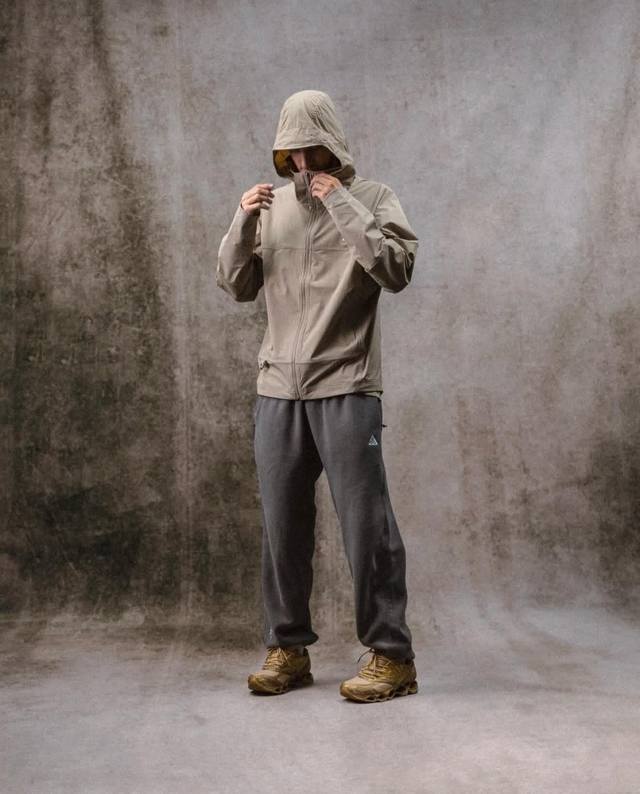 8118 Acg”是“All Conditions Gear”的缩写，意为“全天候装备”。这一系列产品专为雪地、森林和山地等环境设计，且并非新晋系列 Acg作为