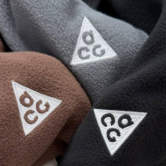 8118 Acg”是“All Conditions Gear”的缩写，意为“全天候装备”。这一系列产品专为雪地、森林和山地等环境设计，且并非新晋系列 Acg作为