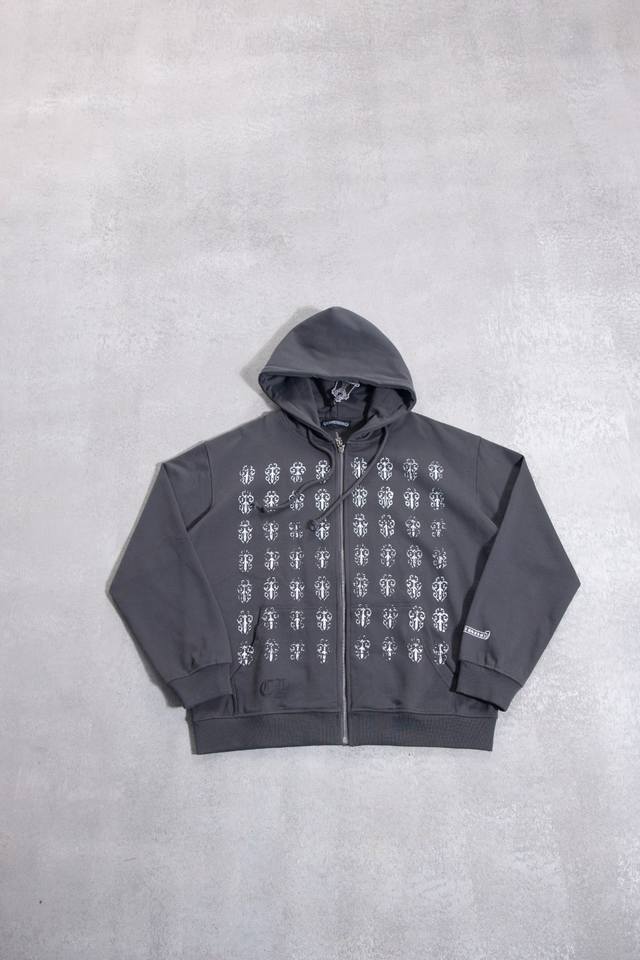 8117 Chrome Hearts 克罗心 是来自美国的奢侈品牌,由Richard Stark与妻子Laurie Lynn Stark于1988年创立的。刚开 8117 Chrome Hearts 克罗心 是来自美国的奢侈品牌,由Richard Stark与妻子Laurie Lynn Stark于1988年创立的。刚开