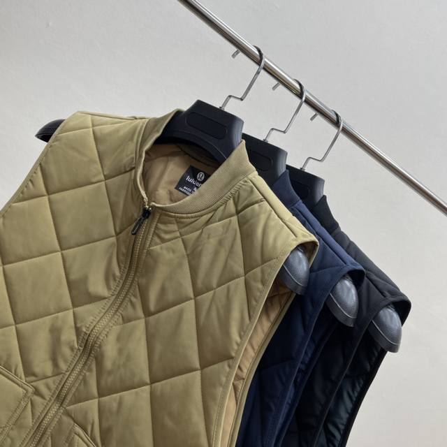 Lululemon 露露25秋冬新品!男女时尚休闲格纹棉服马甲!掌柜力荐!客供面料!内里夹棉!菱形绗缝格纹裁剪!超赞的加棉马甲!男女通穿!版型简约百搭不挑人!无 Lululemon 露露25秋冬新品!男女时尚休闲格纹棉服马甲!掌柜力荐!客供面料!内里夹棉!菱形绗缝格纹裁剪!超赞的加棉马甲!男女通穿!版型简约百搭不挑人!无