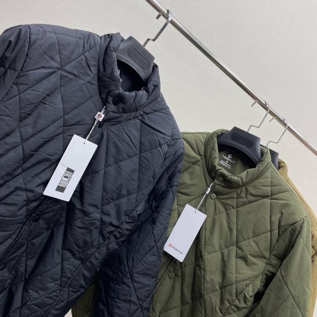 Lululemon 露露25秋冬新款!50%绵羊毛+10%蚕丝+40%聚酯纤维!男女菱形绗缝棉服立领外套!掌柜力荐!品相很赞!全新升级胆布!采用羽绒内胆!拒绝跑 Lululemon 露露25秋冬新款!50%绵羊毛+10%蚕丝+40%聚酯纤维!男女菱形绗缝棉服立领外套!掌柜力荐!品相很赞!全新升级胆布!采用羽绒内胆!拒绝跑