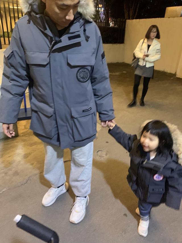 7999 Canada鹅 08款 Expedition 派克大衣 4660M 配色:黑色,米白色,粉 没有Xl Xxl ,,藏青色,石墨灰红标,石墨灰黑标!6色 7999 Canada鹅 08款 Expedition 派克大衣 4660M 配色:黑色,米白色,粉 没有Xl Xxl ,,藏青色,石墨灰红标,石墨灰黑标!6色