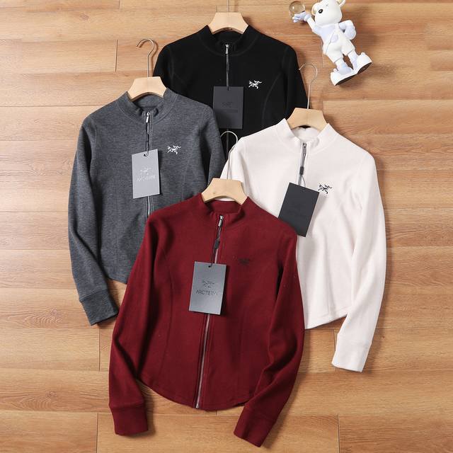 女款 Arc'teryx 始祖鸟羊毛暖暖小蛮腰外套 产品特点:采用轻盈保暖的徳绒面料，手感细腻软糯，柔软蓬松，双面磨毛温暖加倍，特添加绵羊毛，能够有效锁住热量，