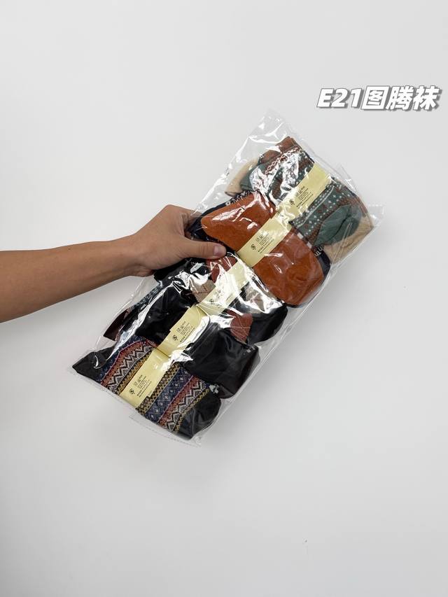 10双，纯福利款，每年只一批，必须珍惜！出口日本原单正品Tutu女士加厚羊毛图腾中筒袜！颜色图案随机不撞色，纯羊毛纱线针织，弹力巨大，男士也可穿哦，44码脚试穿