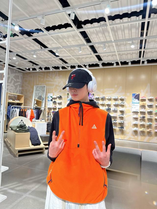 8115 叠穿利器，Acg全天候装备”。 全身4针6线弹力线迹牢固拉伸自如非常舒适加工工艺极度复杂， 裁片拼接整齐对位，整衣走线密度精准，细节品控自观。 用的都