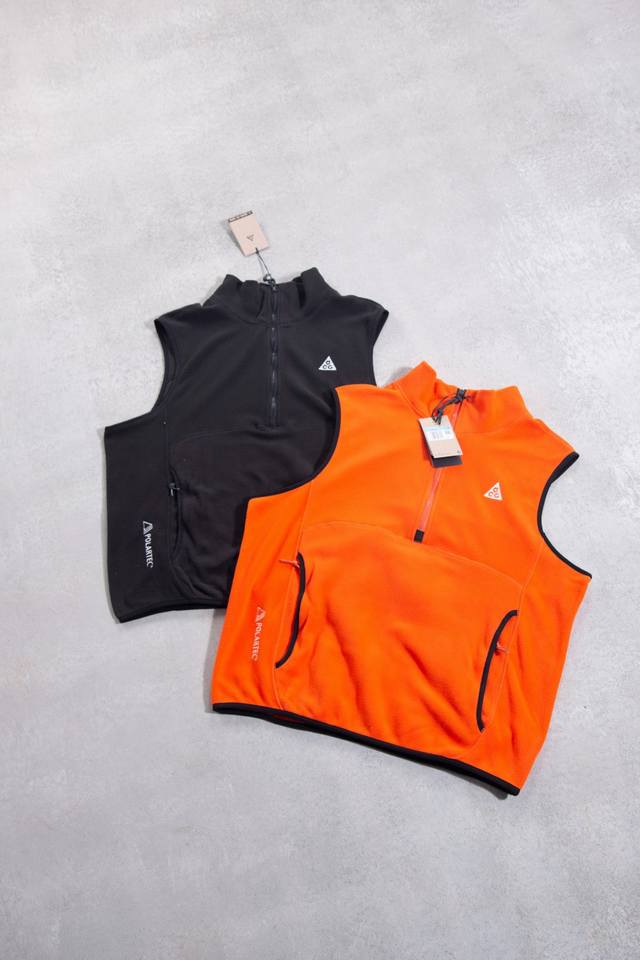 8115 叠穿利器，Acg全天候装备”。 全身4针6线弹力线迹牢固拉伸自如非常舒适加工工艺极度复杂， 裁片拼接整齐对位，整衣走线密度精准，细节品控自观。 用的都