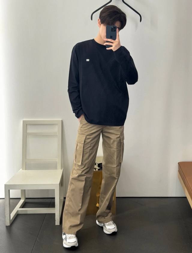 6053 男女同款 时尚界有着绝对地位的法国Celine，用奢侈表达时尚界对文化与运动的关心，代表了一种新的生活方式，凭借优秀品质获得潮流高端人士的追捧。 传递