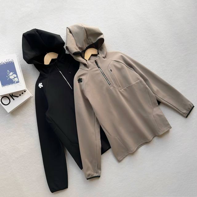 Descente 迪桑特海外官网机能连帽卫衣 ,半拉链休闲外套 户外采用优级面料 顺滑的触感 舒适透气，胸前采用拉链口袋设计 统一协调不显单调，连帽设计更加彰显