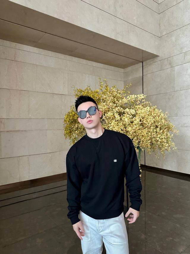 6053 男女同款 时尚界有着绝对地位的法国Celine，用奢侈表达时尚界对文化与运动的关心，代表了一种新的生活方式，凭借优秀品质获得潮流高端人士的追捧。 传递