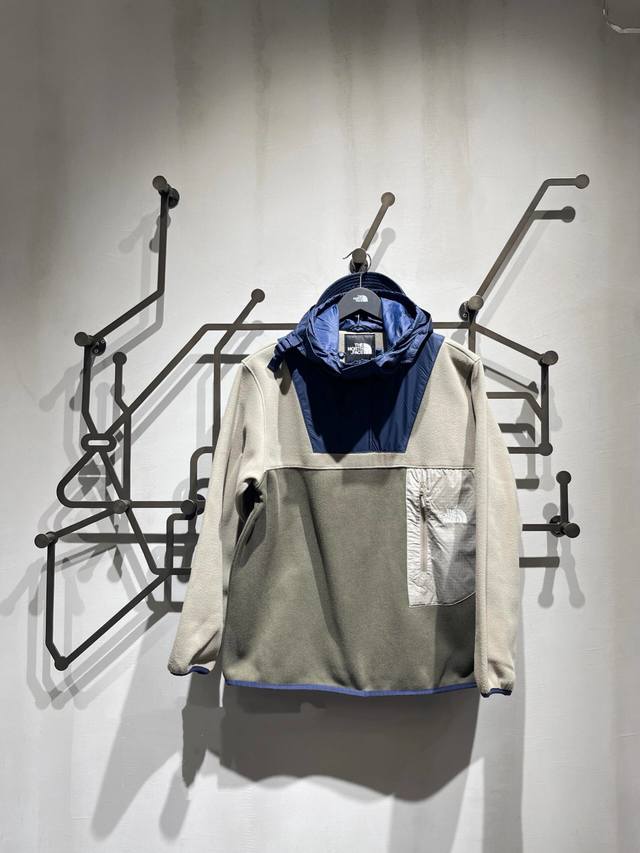8096 定制 The North Face 北面 是1966年由Douglas Tompkins和Kenneth Hap Klopp在美国创立的户外品牌。一开
