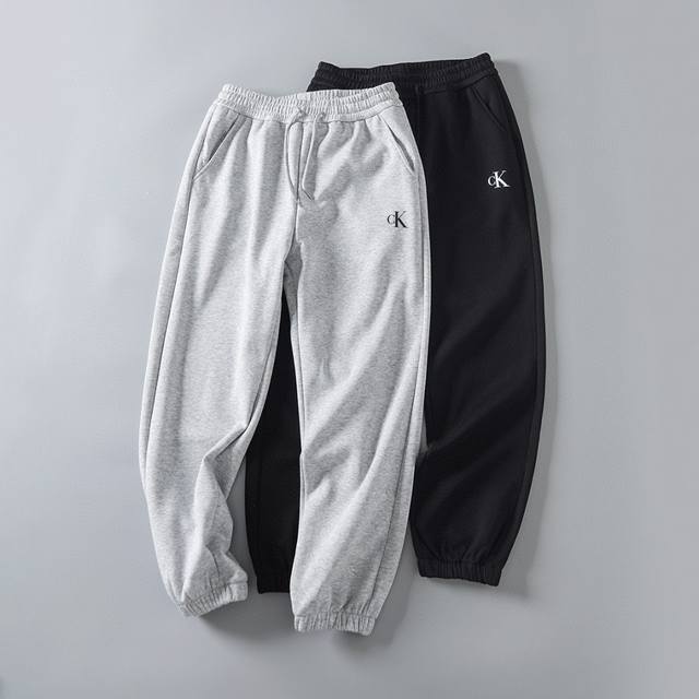加绒品控款 #Calvin Klein Ck 新款休闲高街徽标束脚卫裤长裤子 网红穿搭博主力荐长裤 男女同款 *360克纯棉银狐绒面料加绒加厚紧致厚实，保暖舒适