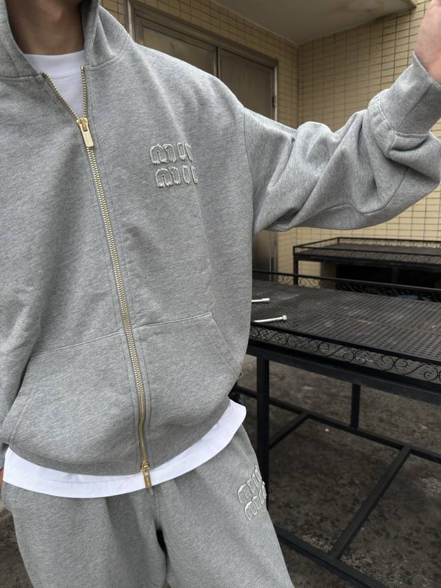 8089 Miu Miu Ss25秋冬复古重磅做旧贴布绣花Logo连帽拉链外套，Miu Miu 一直以大胆创新及富有个人主义的风格在时装界不断带来令人耳目一新的