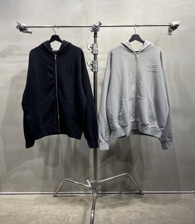 8089 Miu Miu Ss25秋冬复古重磅做旧贴布绣花Logo连帽拉链外套，Miu Miu 一直以大胆创新及富有个人主义的风格在时装界不断带来令人耳目一新的