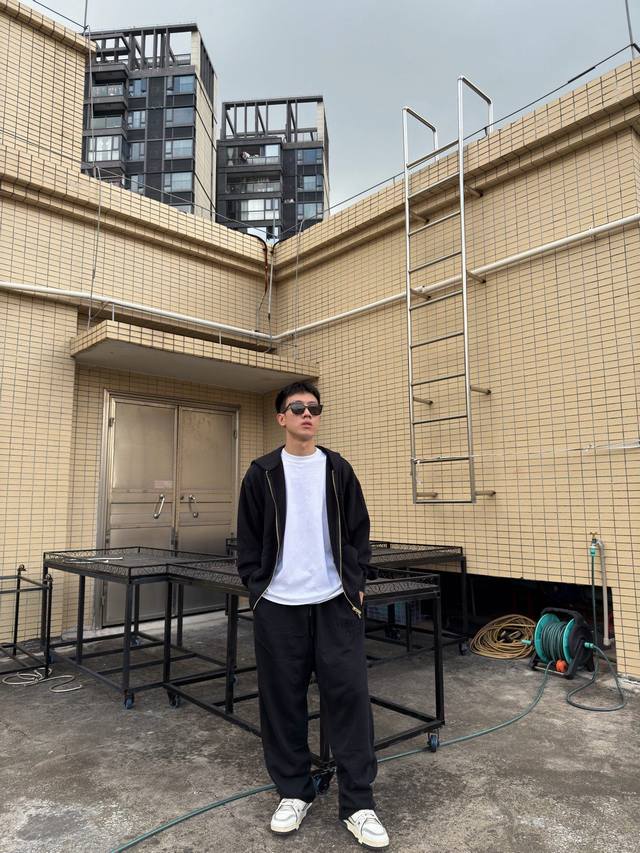 8088 Miu Miu Ss25秋冬复古重磅做旧贴布绣花Logo休闲运动直筒针织长裤！ 面料选用450克重磅定织针织材质，触感厚实软糯却不失挺括筋骨，贴肤穿着