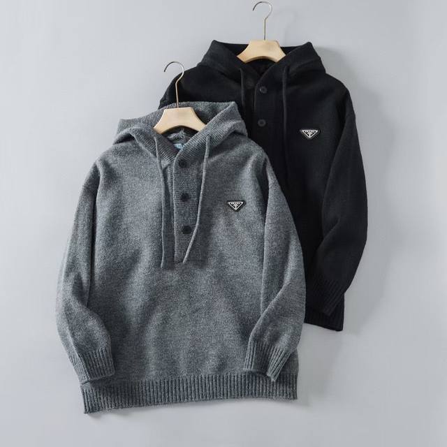 高品质 #Prada 普拉达 25新款大兜帽连帽高街慵懒风套头半开衫针织衫毛衣外套 全网首发 P家今年相当火的一款半开衫毛衣外套 大兜帽大帽檐螺纹门襟 穿上氛围