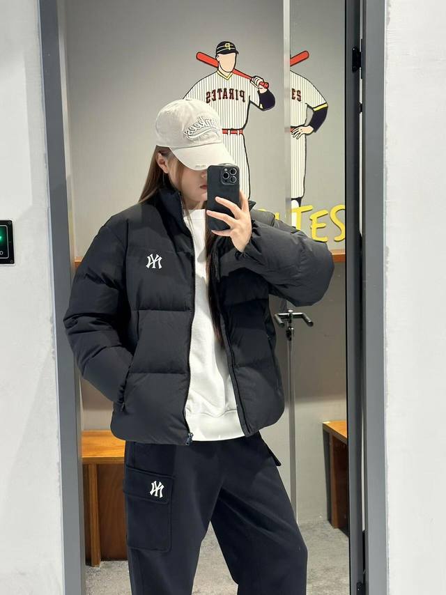 7888 Mlb纽约洋基队 虞书欣同款男女情侣短款羽绒服 众多明星私服 纯色系短款百搭又时髦拍照 更容易凹出秋冬的氛围感 采用国标90%白鸭绒，独家使用正品同步