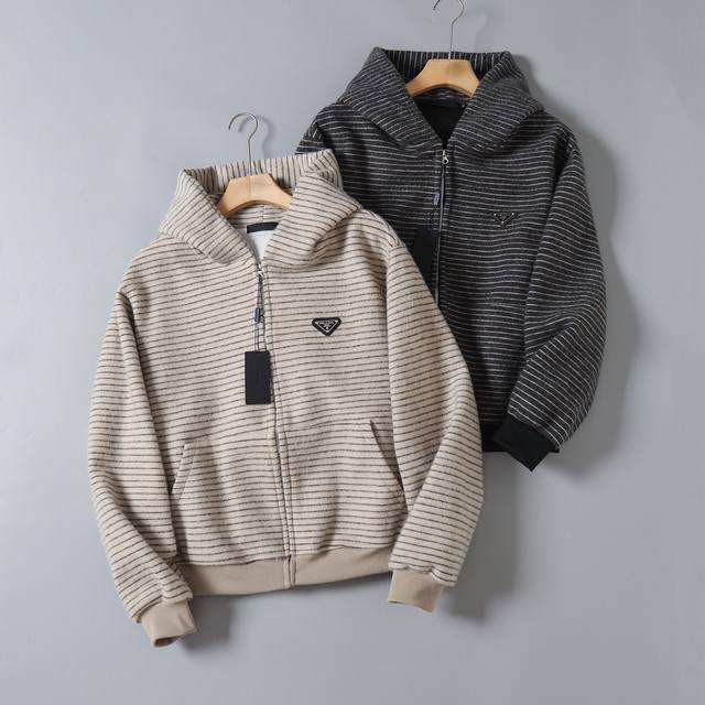 高品质 #Prada 普拉达 Fw25美式复古 条纹毛绒质感重磅 百搭连帽卫衣开衫长袖宽松外套 Ins采用优质柔软500克绒感条纹布面料，手感柔和，上身舒遁，版