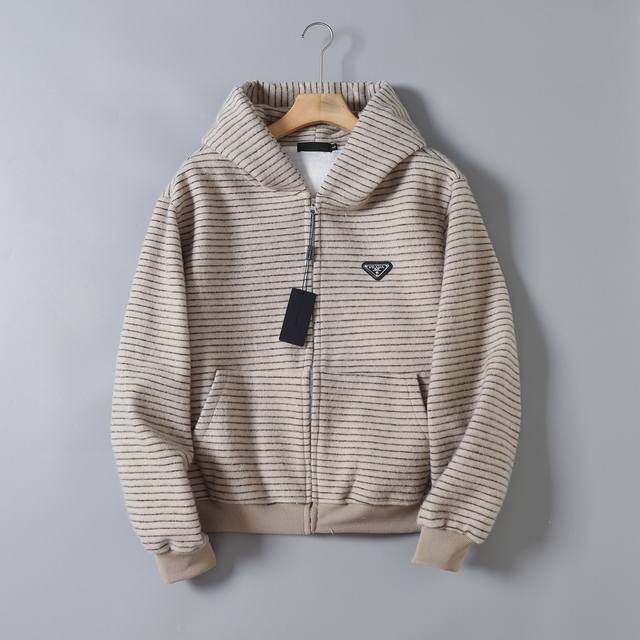 高品质 #Prada 普拉达 Fw25美式复古 条纹毛绒质感重磅 百搭连帽卫衣开衫长袖宽松外套 Ins采用优质柔软500克绒感条纹布面料，手感柔和，上身舒遁，版