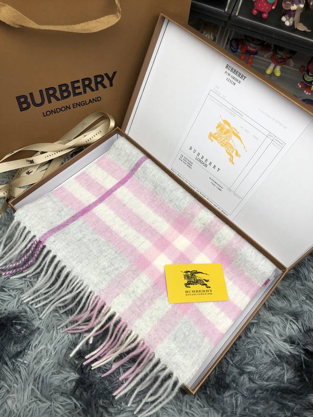 Burberry巴宝莉羊绒围巾顶级最高版本』 重磅来袭通过关系搞到一批海关扣押的巴宝莉围巾 全球最火的款式之一 可以承载岁月的经典之作 永不过时 独家渠道 全套