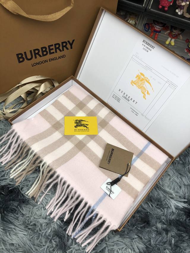 Burberry巴宝莉羊绒围巾顶级最高版本』 重磅来袭通过关系搞到一批海关扣押的巴宝莉围巾 全球最火的款式之一 可以承载岁月的经典之作 永不过时 独家渠道 全套
