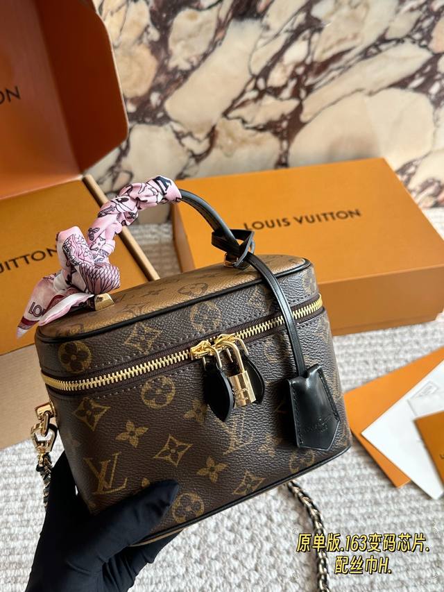 配盒 原单版 Size：19*14Cm L家 Vanity 小箱子25Ss 新款哦 相比老款的Vanity化妆包， 这个25款可就更加圆润精致了 超级方便实用！