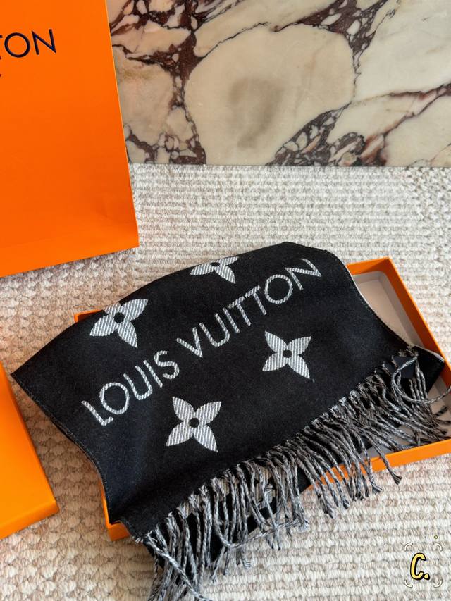 配盒 Size：170*35Cm L家 Fw新增双面围巾都好美！ 奶茶色 双面可用 100%羊毛 特别温柔， 适合每个软软嫩嫩的女生。 质感超舒服 一点也不扎