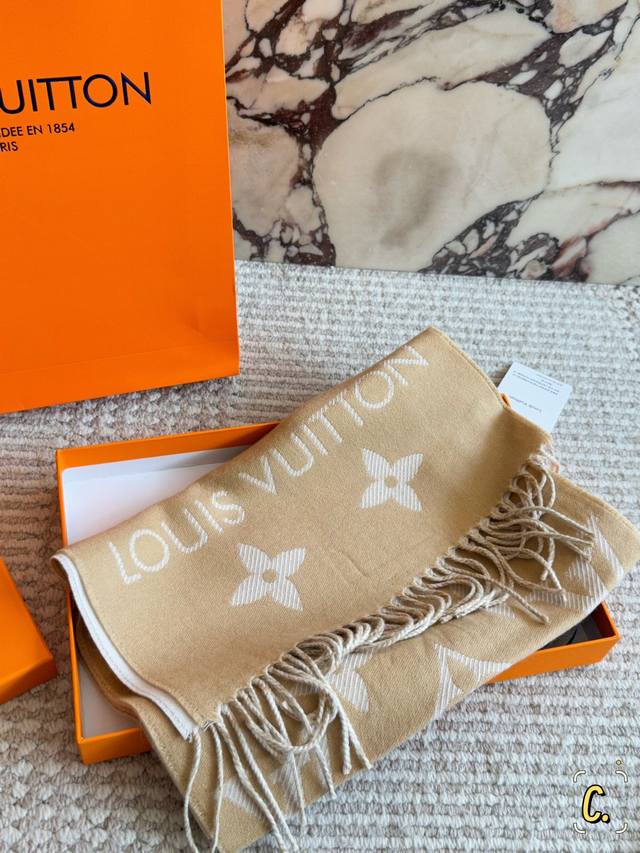 配盒 Size：170*35Cm L家 Fw新增双面围巾都好美！ 奶茶色 双面可用 100%羊毛 特别温柔， 适合每个软软嫩嫩的女生。 质感超舒服 一点也不扎