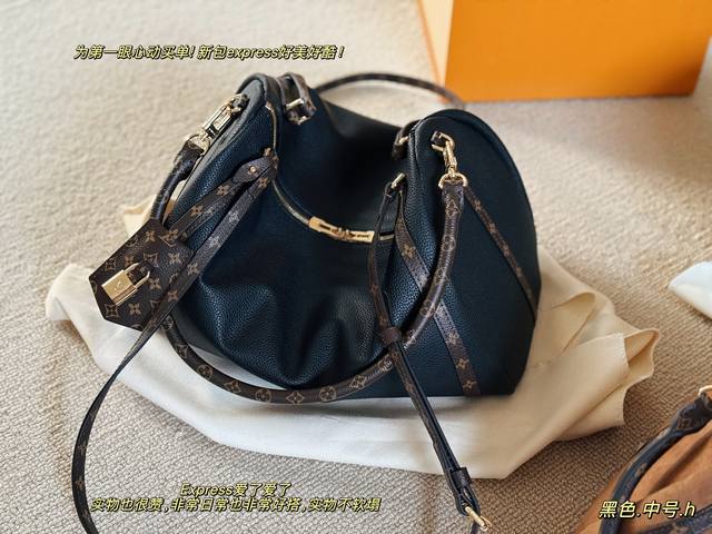 配盒 Size：35*27Cm L家 Express 新品Get 复古又有质感噻 通勤又实用又时髦 感觉是会越用越爱越好看的包包 包包自重非常轻 可以单肩，可以