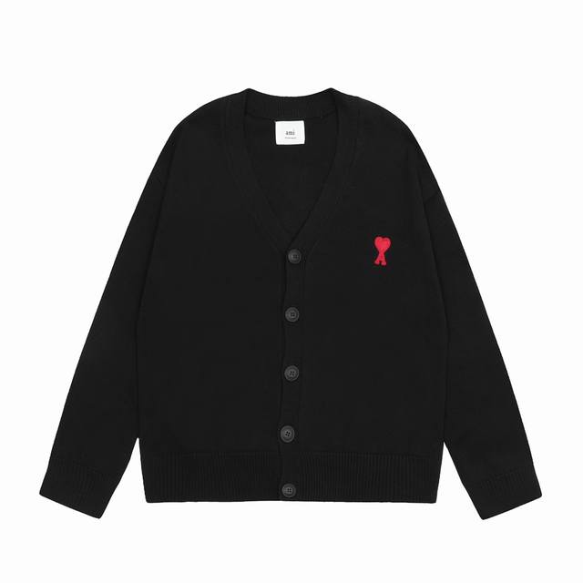 Ami Papis艾米经典小爱心V领针织开衫毛衣 万年经典款 谁穿谁好看 百搭不挑人 直接上数据： 爱心刺绣用的是顶级进口机毛巾绣 区别市面普通平绣 正确Zp开