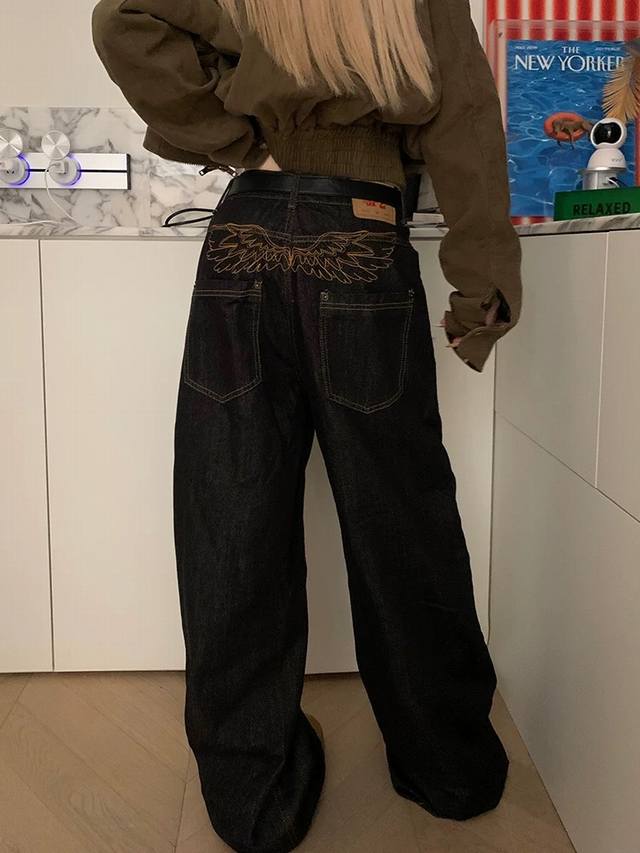 款号Xk3624 美式复古刺绣翅膀黑色牛仔裤男女Vintage宽松直筒堆积感潮，面料定制经过一流的高工艺水洗 ，质地紧密 色泽均匀 纹理清晰，上身非常舒适 直筒