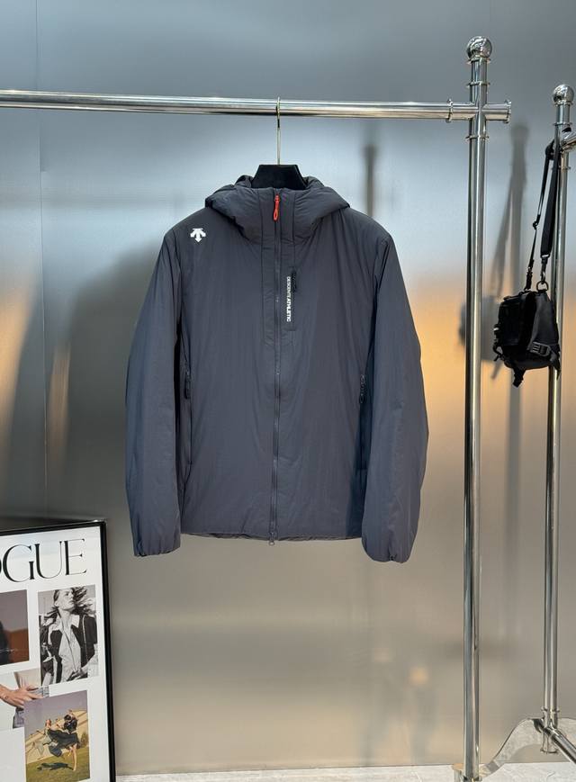 供 Descente迪桑特新款户外棉服.高品质新品推荐！新型保暖棉服.即时尚又保暖.整件衣服结合独有的3D立体裁剪版型舒适百搭. 剪裁挺括，兼具功能性与时尚感，