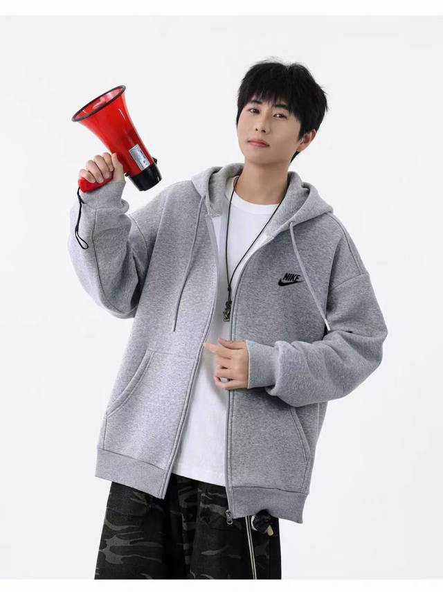 重磅刺绣！ 耐克Nike百搭落肩宽卫衣连帽华棉开衫外套 春秋百搭必备时尚单品 ，不起球不掉色，采用万针刺绣Logo。 灰色干净有气质 不挑人穿 关键是随便搭配都