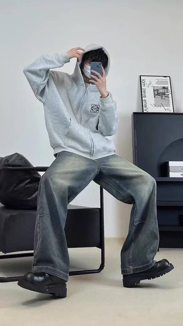 重磅刺绣！ Loewe罗意威百搭落肩宽卫衣连帽华棉开衫外套 春秋百搭必备时尚单品 ，不起球不掉色，采用万针刺绣Logo。 灰色干净有气质 不挑人穿 关键是随便搭