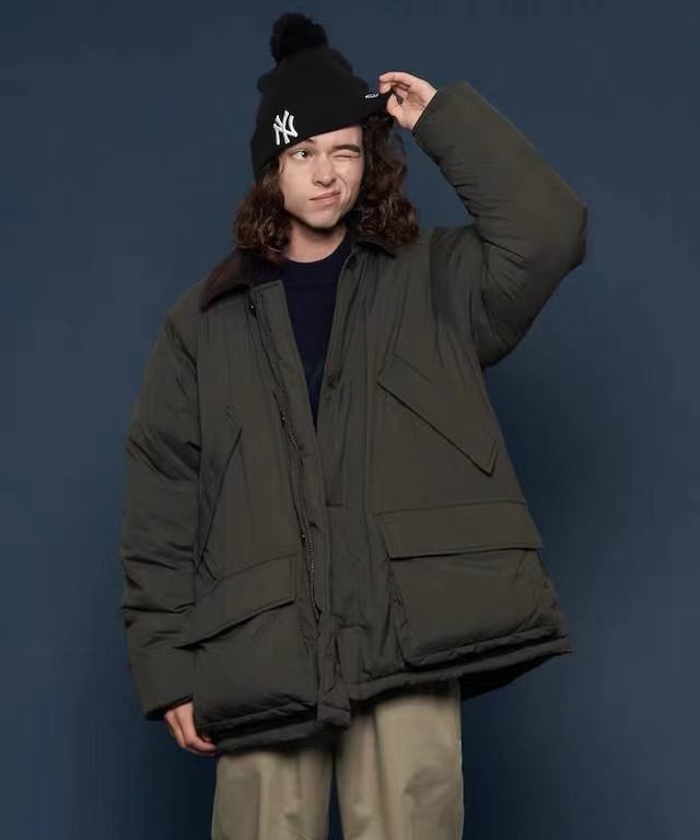 Llbeab猎装羽绒服 核心风格与设计：主打流行复古猎装夹克版型，灯芯绒领子增添复古质感；袖口采用防风螺纹设计，加绒内里搭配外层防护，细节处兼顾风格与实用性。