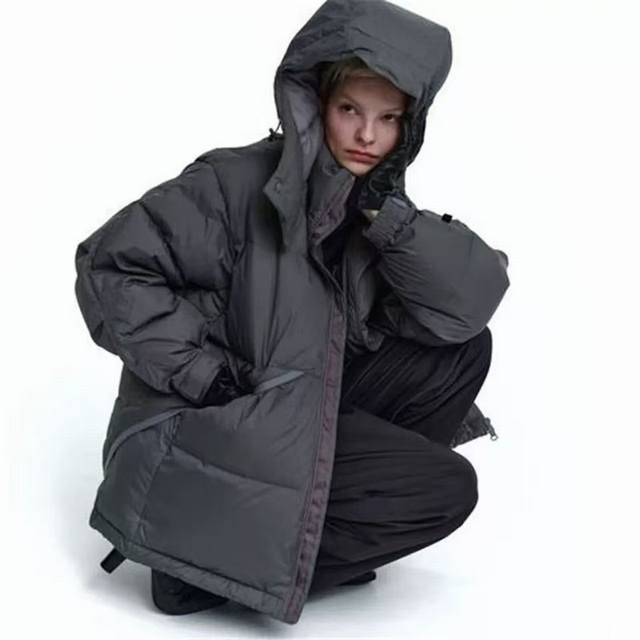 Daiwa多口袋羽绒服 核心面料与保暖：采用尼龙格子防泼水面料，轻雨环境可有效防护；内里填充260-300克85%真鸭绒 绝非绒丝 ，蓬松饱满，保暖性能强劲，轻