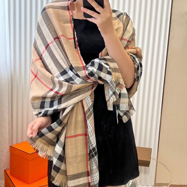 配全套礼盒包装+10 巴宝莉专柜最新款火爆来袭顶级双层色织工艺围巾高尖端产物时尚大牌颜色超正超级柔软保暖亲肤，简单的素色非常大气..真的是臻品罕见.大尺寸长巾绝