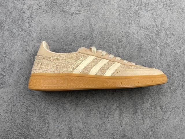 阿迪达斯Adidas Originals Samba Handball Spezial Og 此款以简约大方的造型设计，给人以随性休闲的时尚格调，穿着舒适轻便，