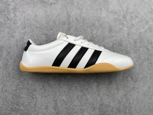 阿迪达斯Adidas Originals Samba Handball Spezial Og 此款以简约大方的造型设计，给人以随性休闲的时尚格调，穿着舒适轻便，